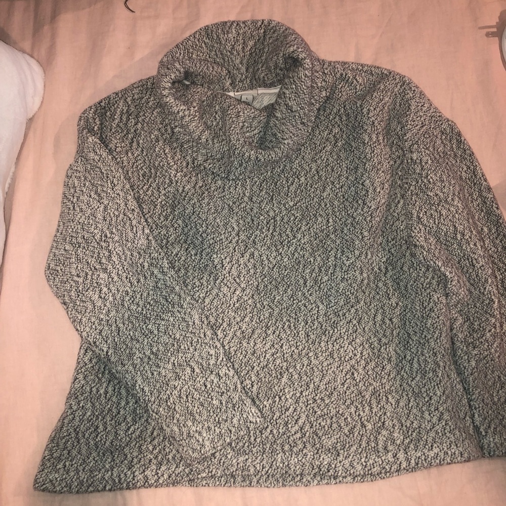 Gray a•n•d eawy Sweater